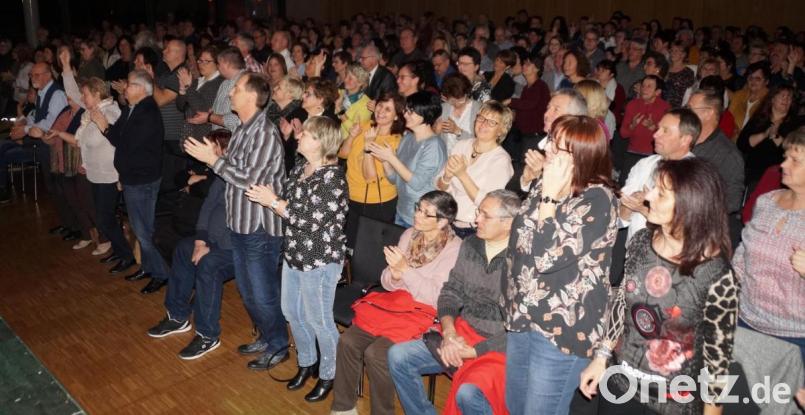 Das Publikum blieb beim ABBA-Tribute-Konzert „Super ABBA“ in der Schwarzachtalhalle nicht auf den Stühlen. Es sang, klatschte und tanzte zu den unvergessenen Melodien der Supergruppe. Bild: weu