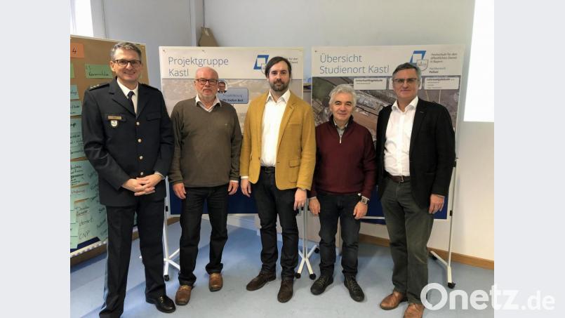 Informationen über die Projektgruppe und den Umbau der Klosterburg Kastl als neuen Studienort der Polizei-Hochschule hatte (von links) Polizeidirektor Stefan Beil für die FDP-FWS-Delegation mit Hans-Jürgen Reitzenstein, MdL Sebastian Körber, Hans Pickel und MdL Alexander Muthmann vorbereitet. Bild: Andreas Royer