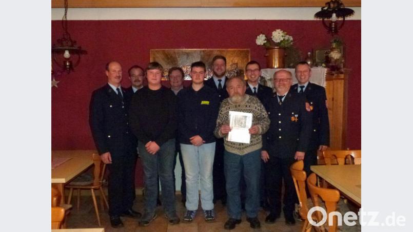 Bereits seit 50 Jahren ist Georg Hauer (mit Urkunde) Mitglied der Freiwilligen Feuerwehr Klobenreuth. Für seine langjährige Treue wurde er in der Jahreshauptversammlung ausgezeichnet. Bild: ils