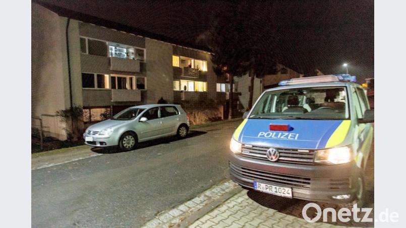 Die Polizei drang in eine Wohnung in einem Mehrfamilienhaus ein und nahm einen 32-Jährigen fest. Symbolbild: Hösamer