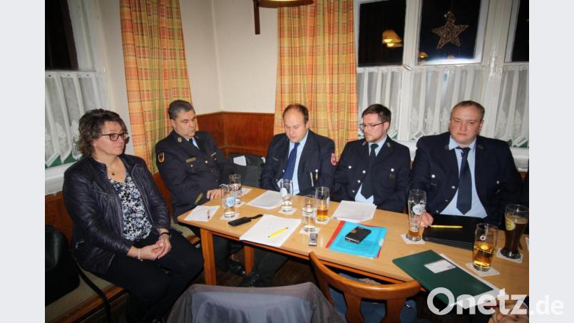 Über die Arbeit der Zessau-Weihersberger Feuerwehr berichten Kommandant Markus Eichermüller (Mitte) und Vorsitzender Tobias Eck (Zweiter von rechts, neben Vizevorsitzendem Markus Dötsch) in der Hauptversammlung. Von links: Bürgermeisterin Carmen Pepiuk, Kreisbrandinspektor Wolfgang Schwarz. Bild: bjp