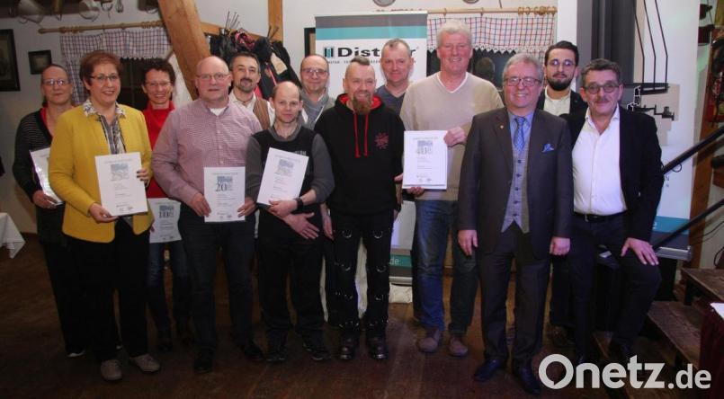 Langjährige und verdiente Mitarbeiter ehrte die Firma Distner Fenstertechnik im &quot;Kramerstodl&quot; in Falkenberg. Das Bild zeigt die Jubilare mit Firmenchef Hubert Distner, Junior Florian Distner und dem Wiesauer Bürgermeister Toni Dutz (von rechts). Bild: wro