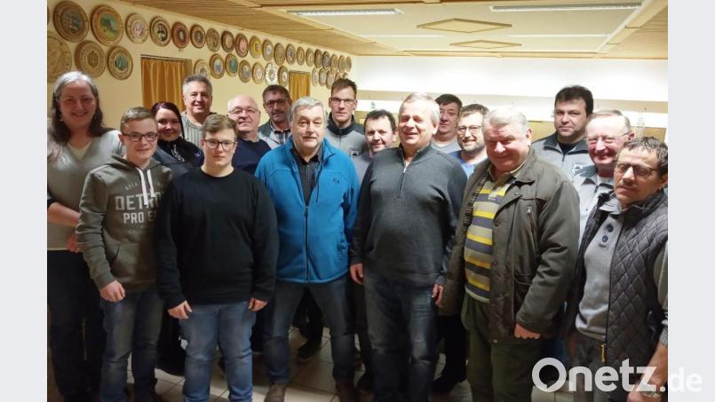 Die besten Schützen des Kameradschaftsschießens mit Kreisvorsitzenden Ulrich Knoch, Peter Windschüttl, Werner Schwendner, Manfred Legl, Jonas Demleitner, Nico Demleitner und Alexandra Danner (vorne von rechts). Bild: dl