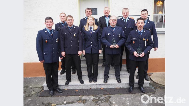 Die Ehrung langjähriger verdienter Kameraden in der Jahreshauptversammlung ist Tradition bei der Sassenreuther Feuerwehr. Die Auszeichnungen nehmen die beiden Vorsitzenden Stefan Lindner (links) und Christian Seemann (rechts) sowie Adjutant Matthias Seemann (Zweiter von links) vor. Bürgermeister Jürgen Kürzinger (Mitte, hinten) und Kreisbrandmeister Rainer Kopp (Dritter von rechts) gratulieren und danken ebenfalls den Jubilaren. So wurden (von links) Andreas Seemann (20 Jahre), Roland Biersack (35 Jahre), Anna Lehner (10 Jahre), Gerhard Diertl (25 Jahre) und Kommandant Jürgen Adelhardt (25 Jahre) für ihre Treue ausgezeichnet. Manfred Schecklmann gehört der Wehr 35 Jahre an, war aber verhindert. Bild: wmi