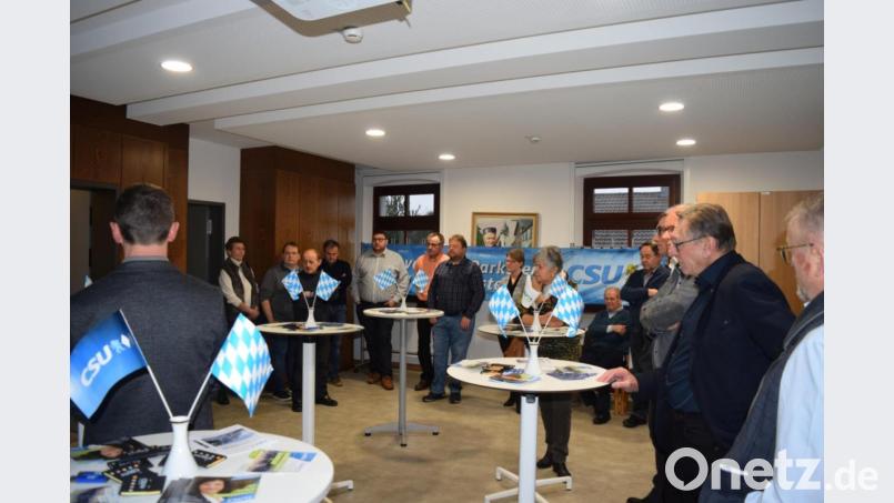 An Stehtischen, bei Häppchen und Getränken können die Parksteiner beim Speed-Dating im Dippel-Saal die Kandidaten der CSU kennenlernen. Bild: exb