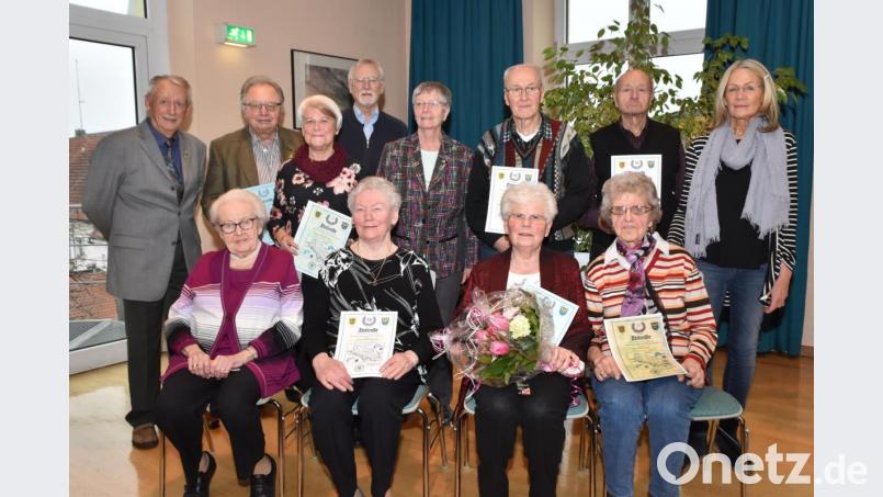 Sigrid Hosemann (sitzend, Zweite von rechts) wird für 60-jährige Treue ausgezeichnet. Sie wirkte schon in der Kinder- und Jugendgruppe der Schlesier. Vorsitzender der Landsmannschaft ist der frühere Direktor der Berufsschule, Lothar Fischer (links). Bild: hcz