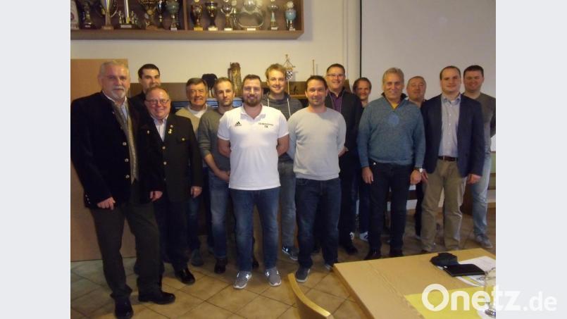 Der neue Vorstand hat sich bewährt. Ein Großteil der Mitglieder wird sich auch in den nächsten zwei Jahren für die Fußballabteilung der TSG Weiherhammer engagieren. Bild: gmü