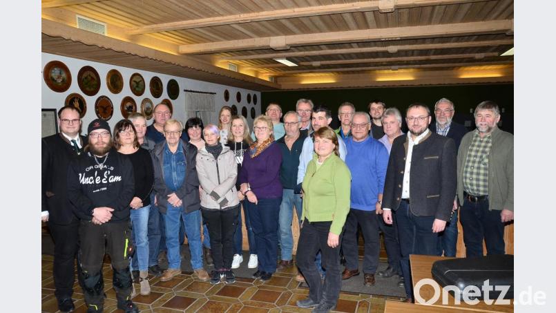 Hildegard Werner (vorne, Mitte) erhält einen einstimmigen Vertrauensbeweis der Mitglieder des Pfrentscher Schützenvereins. Sie wird in der Jahreshauptversammlung wiedergewählt. Ein großes Team stärkt ihr in der neuen Saison den Rücken. Bild: fjo