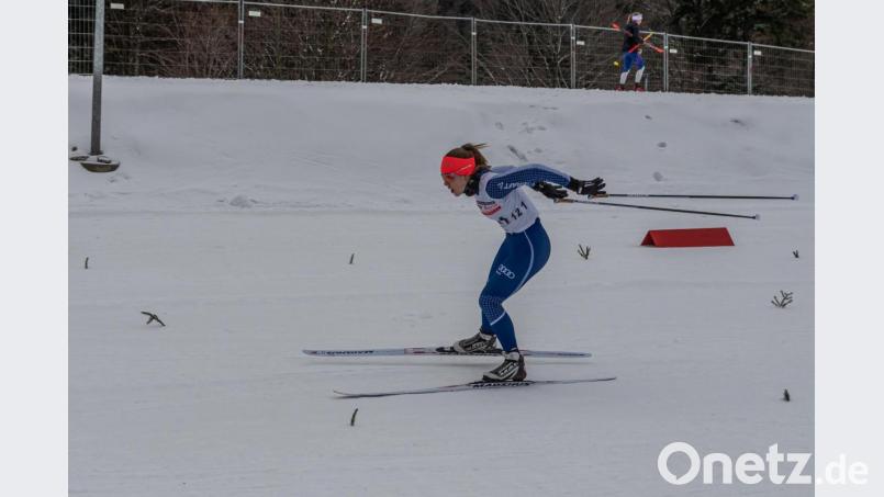 Durch einen starken Zielsprint sichert sich Miriam Reisnecker einen herausragenden dritten Platz im Sprintwettkampf . In ihrer Jahrgangsstufe hätte dies sogar Rang eins bedeutet. Bei den Juniorinnen U18 sind immer zwei Jahrgänge gemeinsam in einer Klasse. Bild: chl