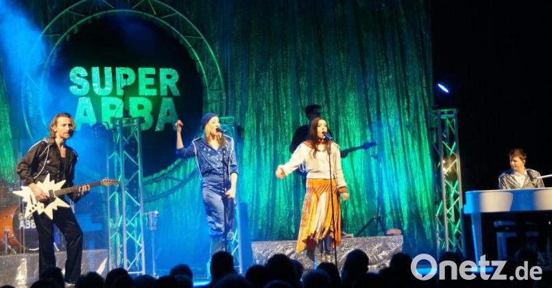 Beim ABBA-Tribute-Konzert „Super ABBA“ in der Schwarzachtalhalle lebte die Musik der legendären Gruppe wieder auf. Bild: weu