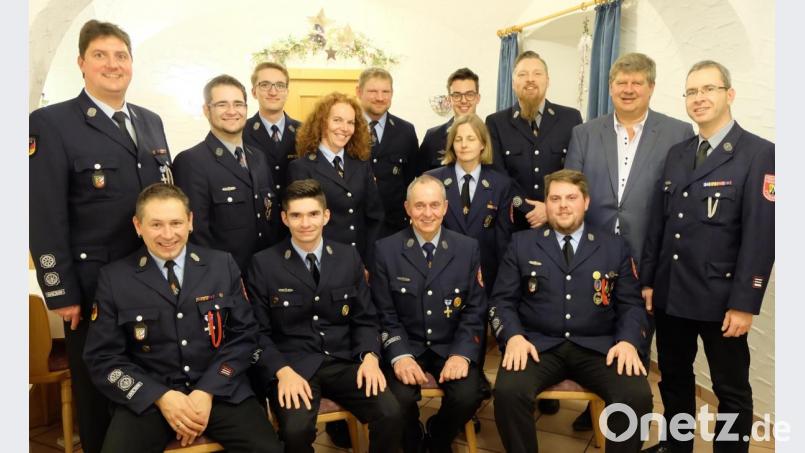 Wilhelm Wittmann (sitzend, Zweiter von rechts) kümmerte sich schon um die Fahrzeuge der Feuerwehr, da war sein jetziger Nachfolger Fabian Weidensteiner (sitzend, rechts) noch gar nicht geboren. Nun hatte er das Gefühl, dass es an der Zeit wäre, den Weg für die jüngere Generation frei zu machen. Bild: wlr
