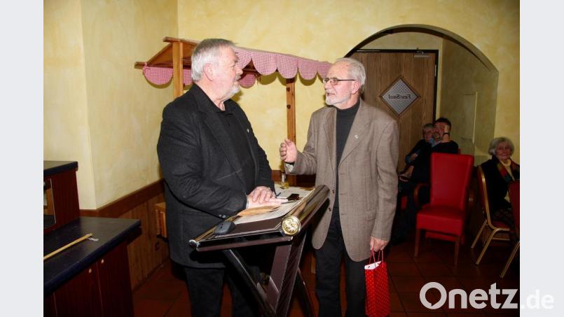 Dieter Machon (links) bedankte sich beim Vorstandsmitglied Friedrich Haubner für die Einladung, um beim Historischen Club von den alten Kinos zu erzählen. Bild: wro