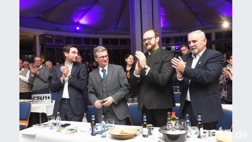 Zwei Minuten stehender Applaus begleitet Bernd Sibler (Zweiter von links) nach seiner Rede im Innovision-Center der BHS Corrugated. Über die Wahlkampfmunition des Ministers freuen sich Landtagsabgeordneter Stephan Oetzinger (vorne, links), Weiherhammers Bürgermeister Ludwig Biller und Landrat Andreas Meier (von rechts). Bild: Gabi Schönberger