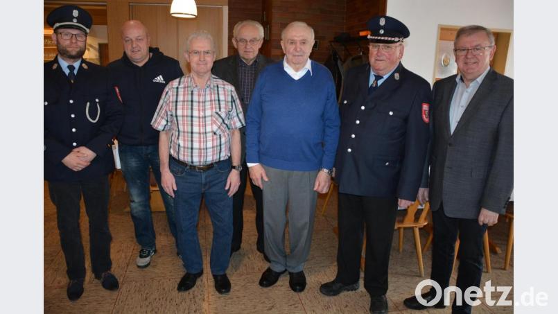 Verdiente und langjährige Mitglieder zeichnete die Feuerwehr Pechbrunn bei ihrer Jahresversammlung im Landgasthof Obst aus. Im Bild (von links) Kommandant Marco Schulze, Thorsten Riedl, Alois Meier, Siegfried Protschky, Manfred Köstler, Vorsitzender Alois Röber und Bürgermeister Ernst Neumann. Bild: jr