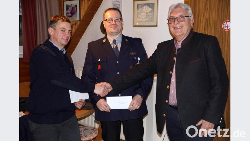 Die Nachwuchsarbeit der Feuerwehr trägt vielbeachtete Früchte. Sie zu fördern, dient der Inhalt zweier Kuverts, die Bürgermeister Josef Hecht (rechts) mitgebracht hatte. Die Umschläge überreichte er an Alexander Danzer (links) und Vorsitzenden Armin Scheidler (Mitte). Bild: bkr
