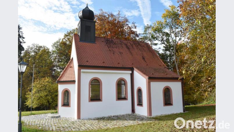 Blick auf die St.-Johannes-Kapelle im herbstlichen Umfeld. Bild: no