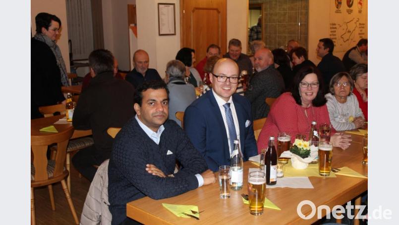 Pfarrer Pater Anish George (sitzend, von links), Kirchenpfleger Stefan Kausler, Petra Ritter von der Kirchenverwaltung und die zahlreichen Gäste im Pfarrgemeindehaus Bild: soj