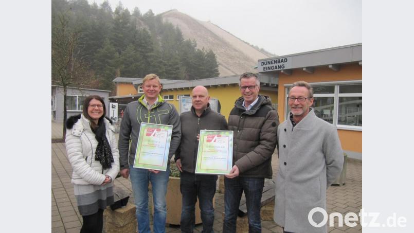 Über die begehrte Auszeichnung Campsite Award freuen sich (von links) Sandra Hüttner zuständig für Tourismus bei der Stadtverwaltung Hirschau, Andreas Gebhardt, Betriebsleiter des Freibads, Christian Reil, 2. Vorsitzender des Skiclubs Monte Kaolino, Bürgermeister Hermann Falk und Wolfgang Schwarz, Geschäftsführer der vom SCMK betriebenen Attraktionen. Bild: fg