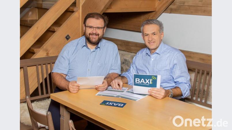 Bürgermeisterkandidat Hans Walter (links) und stellvertretender Landrat Roland Grillmeier streben eine Zusammenarbeit mit dem Landkreis Neustadt/WN an. So sollen künftig Baxi-Linien über Landkreisgrenzen hinweg möglich sein. Bild: exb