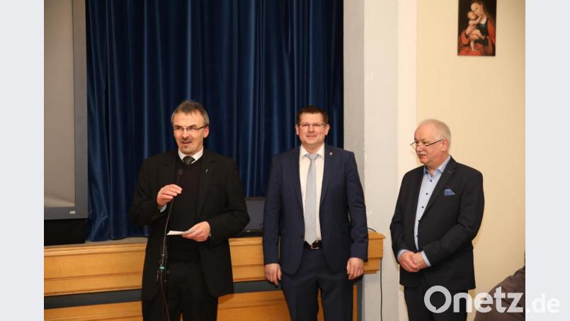 Pfarrer Martin Besold, Pfarrgemeinderatsvorsitzender Holger Popp und Kirchenpfleger Alfons Meierhöfer (von links) Bild: njn