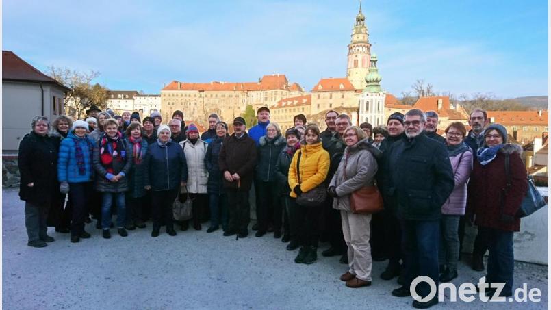 Vor der historischen Kulisse von Krummau stellen sich die Teilnehmer zum Gruppenfoto. Bild: exb