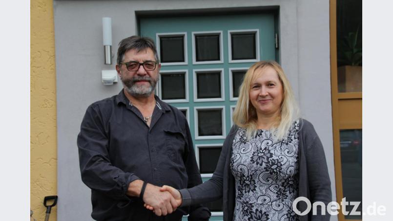 Vorsitzender Anton Grauvogl dankte seiner neuen Stellvertreterin Lesya Singer per Handschlag dafür, dass sie sich für dieses Amt zur Verfügung stellt. Bild: frd