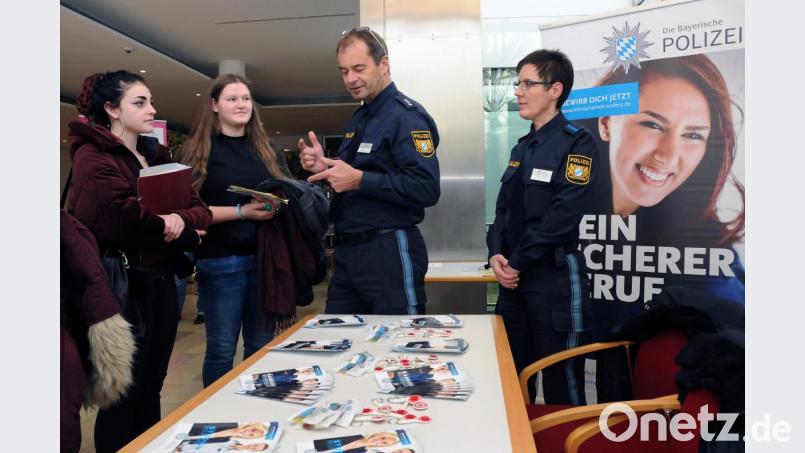 Die bayerische Polizei war beim Tag zur Berufs- und Studienorientierung mit einem Stand dabei. Bild: Stephan Huber