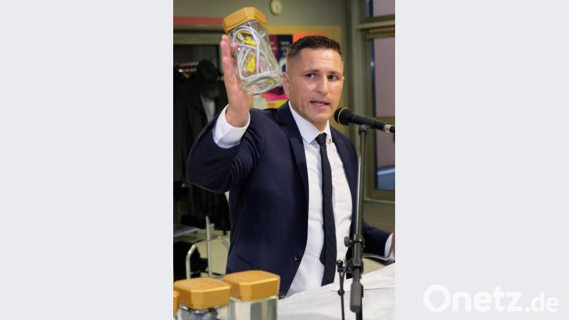 Symbolhaft präsentiert Bürgermeisterkandidat Marcus Gradl seine Kernziele &quot;hinter Glas&quot;. Unter Verschluss hält er die &quot;heiße Luft&quot;. Bild: do