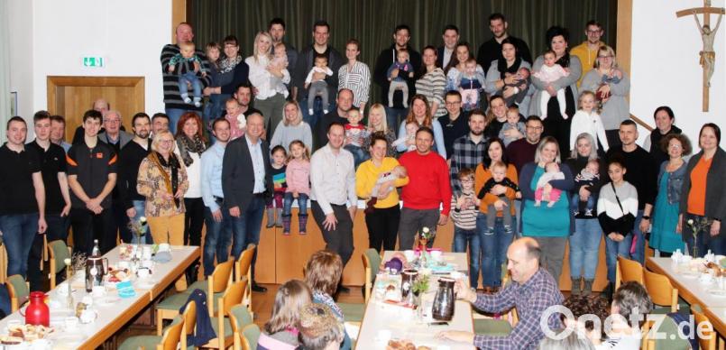 Der CSU-Ortsverband, die Frauen-Union und die Junge Union überreichen im katholischen Pfarrheim an 28 junge Familien das Baby-Begrüßungsgeld. Bild: lst