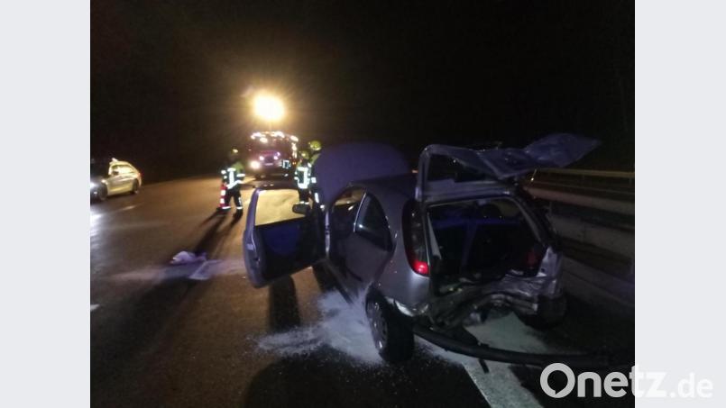 Ein Corsa und ein Golf kollidieren auf der A93 bei Windischeschenbach. Drei Personen werden bei dem Unfall verletzt. Bild: Uwe Ibl