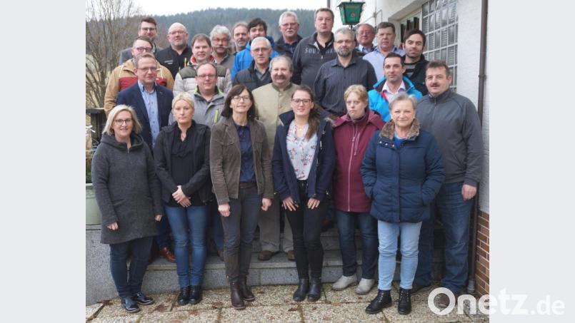 28 Bürger haben sich bereit erklärt, bei der Stadtratswahl für die Freie Wählergruppe Schönsee-Ost zu kandidieren. Die Bewerber sprachen sich dafür aus, Reinhard Kreuzer (rechts) als Bürgermeisterkandidat zu unterstützen. Bild: weu