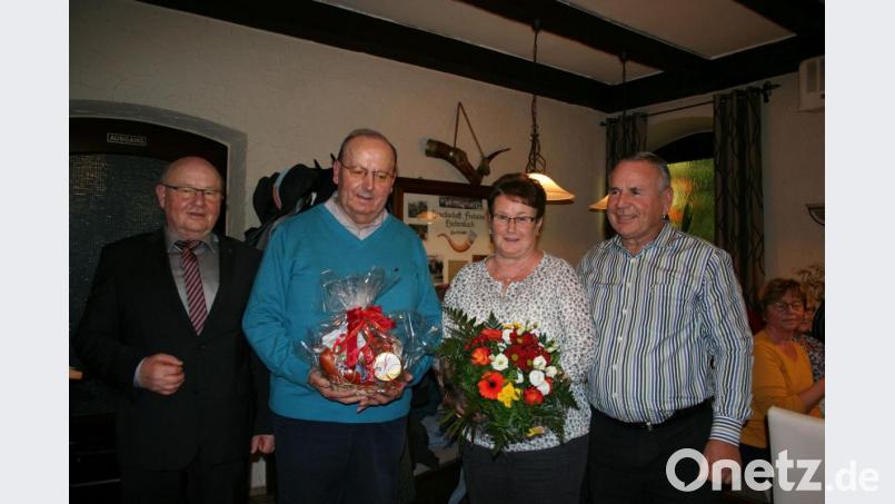 Ein Brotzeitkörberl für den Frohsinn-„Protokoller und -Ersatzbriefträger“ Rudolf Danzer und ein Blumenstrauß für Ehefrau Sieglinde (Zweiter und Dritte von links) waren der Dank von Vorsitzendem Erwin Dromann (links) und seinem &quot;Vize&quot; Fritz Gradl (rechts) für ihre Mitarbeit im „Frohsinn“. Bild: gpa