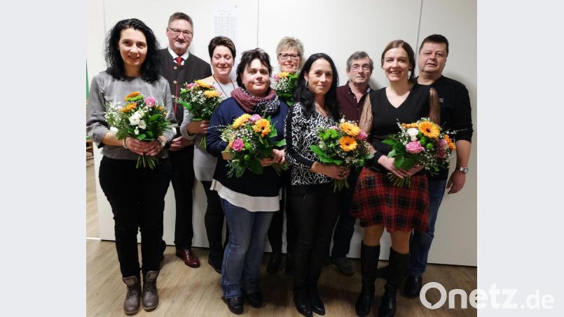 Bürgermeister Hans Prechtl (Zweiter von links) und der Vorsitzende des Hauptvereins, Andreas Hanff (rechts), beglückwünschten das qualifizierte Übungsleiterteam der Abteilung Turnen: Gabriele Attenberger (links), Gaby Engelhardt (ab Dritter von links), Diana Wachtel, Andrea Kneißl, Michaela Heigl, Berthold Altrichter und Nicole Beck. Bild: ohr