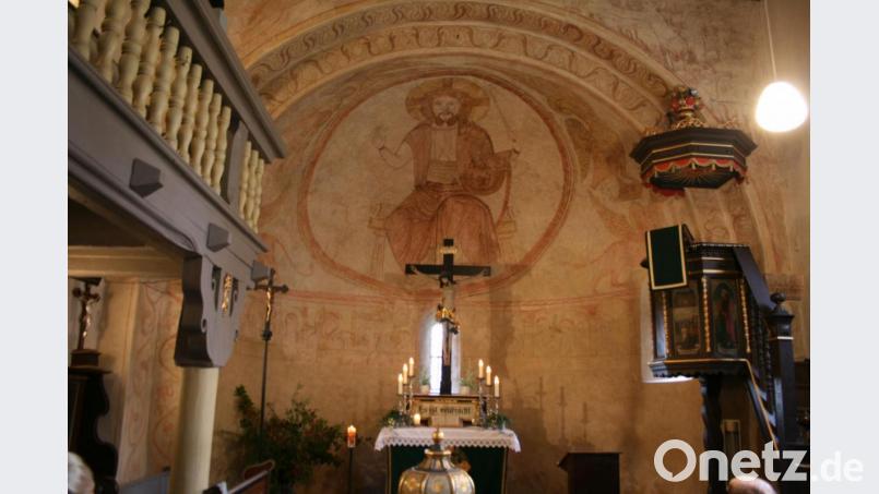 Den Altar aus dem Jahre 1670 überließ man der katholischen Kirche. Er wurde durch einen einfachen Altar mit Holzkreuz ersetzt. So kommen auch die Jesus-Darstellung und weitere Fresken gut zur Wirkung. Archivbild: Rainer Christoph