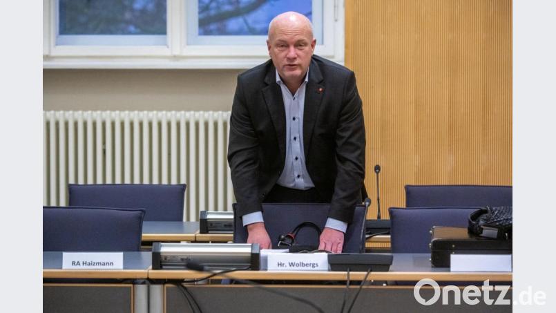 Joachim Wolbergs, suspendierter Oberbürgermeister von Regensburg, steht im Verhandlungssaal im Landgericht Regensburg. Bild: Armin Weigel/dpa