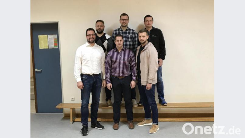 Der SV Kemnath dankt den Ausscheidenden aus dem Ehrenamt (hintere Reihe, von links): Stefan Lindner (ehemaliger Jugendleiter), Leonhard Birner (ehemals Zweiter Vorsitzender) und Matthias Kumeth (einst Schriftführer); vordere Reihe (von links): Vorsitzender Johannes Gebert, Stefan Fuchs (ehemaliger Beisitzer) und Maximilian Birner (ehemals Spartenleiter bei den Fußball-Senioren). Bild: exb