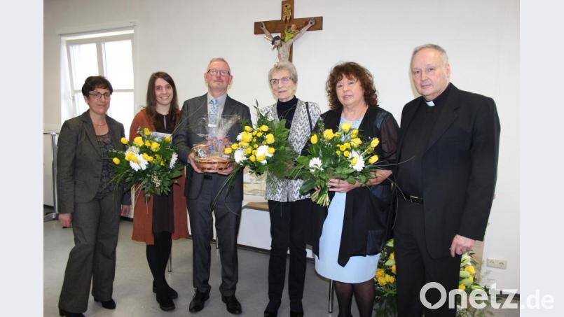 Ehrungen beim Neujahrsempfang der katholischen Pfarrei sind immer etwas Besonderes. Dabei wird die oftmals jahrzehntelange ehrenamtliche Arbeit der Geehrten sichtbar gemacht und gewürdigt (von links): Pfarrgemeinderatssprecherin Edith Schön, Stefanie Würl in Vertretung ihrer Eltern Martina und Wolfgang Würl, Anton Frötschl, Annemarie Flögel, Olga Luft und Stadtpfarrer Georg Flierl. Bild: heb