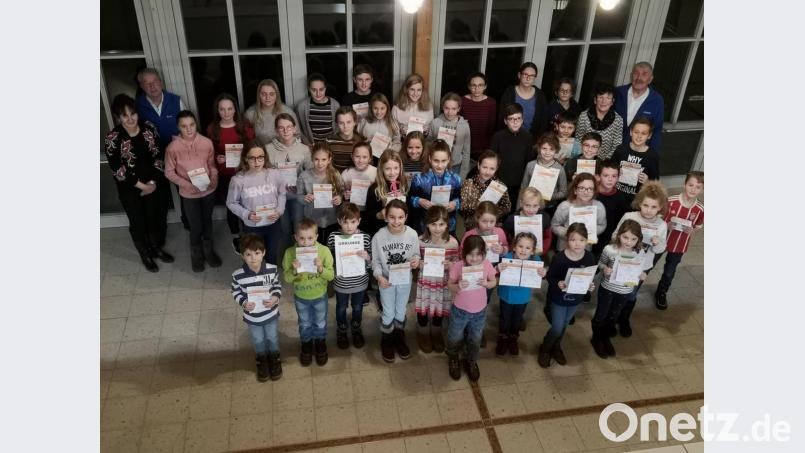Um den Nachwuchs braucht der Spielvereinigung nicht bange sein: Die Kinder und Jugendlichen stellten das Gros der ausgezeichneten Sportler. Zweite Bürgermeisterin Johanna Mertins (links) und Spartenleiterin Brigitte Hirmer (hinten Zweite von rechts) gratulierten mit den verantwortlichen Übungsleitern Bernd Linek (Zweiter von links) und Wolfgang Bernert (hinten rechts). Bild: hir