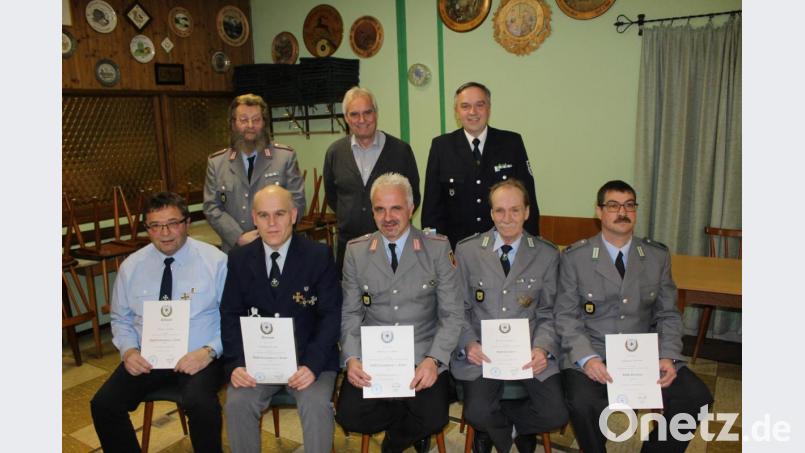 Kreisvorsitzender Thomas Semba (hinten, von rechts) und Bürgermeister Manfred Kratzer gratulierten den Geehrten: Hans Rochholz (hinten, links) sowie (vorne, von links) Werner Kaden, Vorsitzender Manfred Riedl, Matthias Schönl, Walter Neumeier und Johannes Pöllath. Bild: soj