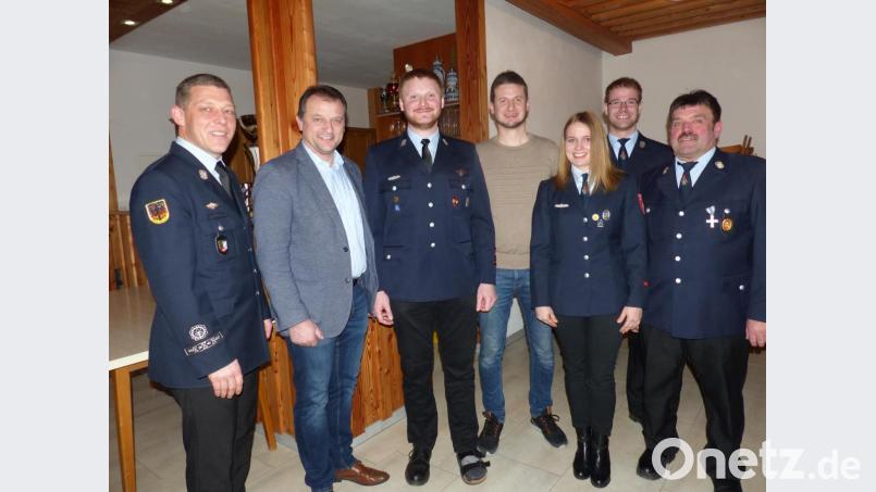 Befördert im aktiven Dienst wurden Josef Bäumler, Theresa Bäumler, Manuel Bodensteiner und Matthias Maier (Erster, Dritte, Vierter und Fünfter von rechts) und dazu gratulierten KBM Christian Demleitner, Bürgermeister Anton Kappl (von links) und Vizekommandant Sebastian Eckl (Zweiter von rechts) Bild: sl