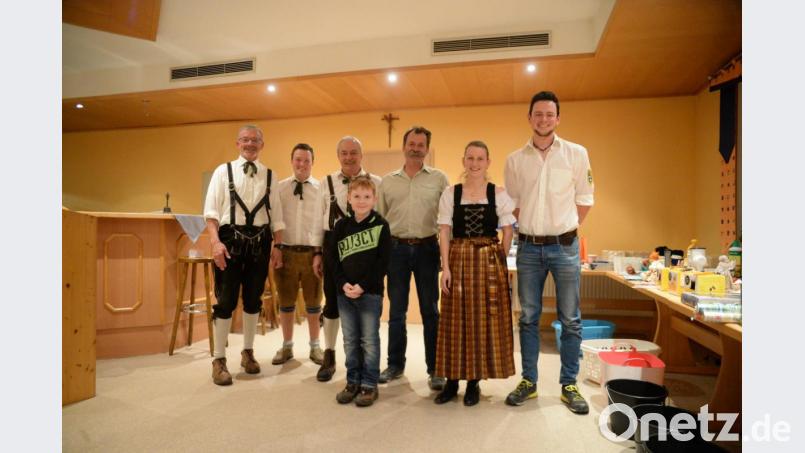 Die Vereinsmeister der SG Edelweiß Hohenkemnath, zusammen mit der sportlichen Führung (von links): Schießleiter Hermann Schmidt, Jugendleiter Johannes Wenkmann und Schützenmeister Hans Wenkmann zusammen mit Johannes Lautenschlager, Gerhard Herbst, Manuela Geitner und Timo Schuller. Bild: Andreas Brückmann