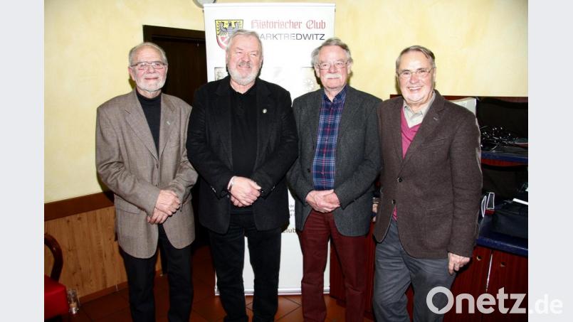 Alle Monate – bis auf eine Pause im Sommer – widmet sich der Historische Club Themen aus der Vergangenheit. Mit Dieter Machon hatte der Vorstand ein Glückslos gezogen. Im Bild (von links): Friedrich Haubner, Dieter Machon, Hermann Meier und Bernd Leutheusser. Bild: wro