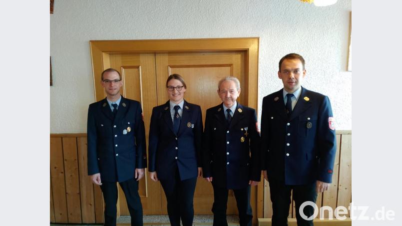 Bei der Ergänzungswahl wurde Lisa-Marie Bald zur neuen Kassiererin der Feuerwehr Schönkirch gewählt. Vorsitzender Jens Gotthardt, sein Stellvertreter Herrmann Riebl und der erste Kommandant Thomas Riebl (von rechts) dankten ihr für die Bereitschaft, dieses verantwortungsvolle Amt zu übernehmen. Bild: flt