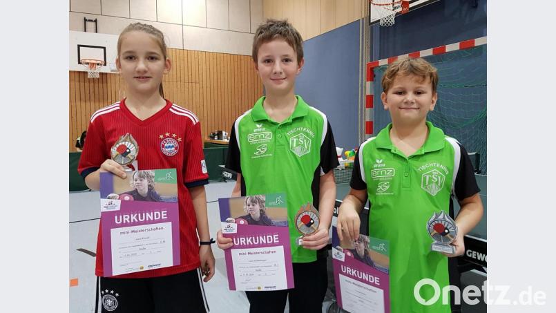 Bei den Mädchen der Altersklasse 9/10 gewann Laura Kiendl (links). Die Konkurrenz der Jungen in der Altersklasse 8 gewann Florian Bader (rechts) vor Luca Schönberger (Mitte). Bild: exb/Erich Kneißl