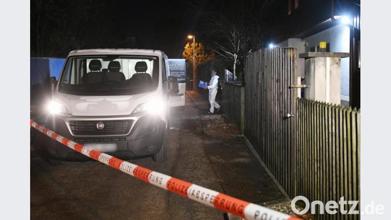 Ein Polizist kommt aus einem Haus in Starnberg, in dem drei Tote gefunden wurden. Foto: Angelika Warmuth/dpa Bild: Angelika Warmuth