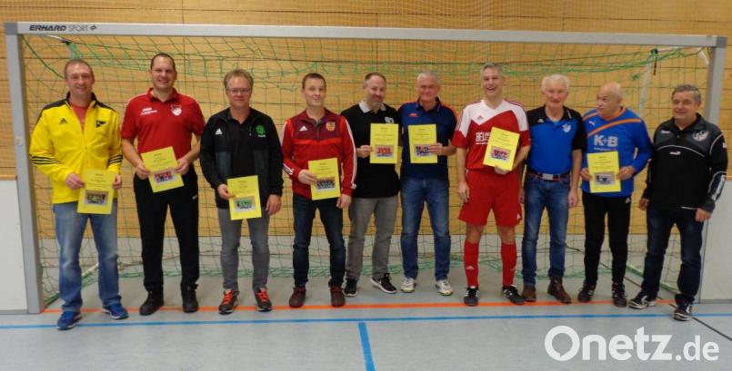 Neun AH-Mannschaften beteiligten sich am Hallenturnier in Schwarzenfeld, das Werner Pflamminger (rechts) organisiert hatte. Bild: mab