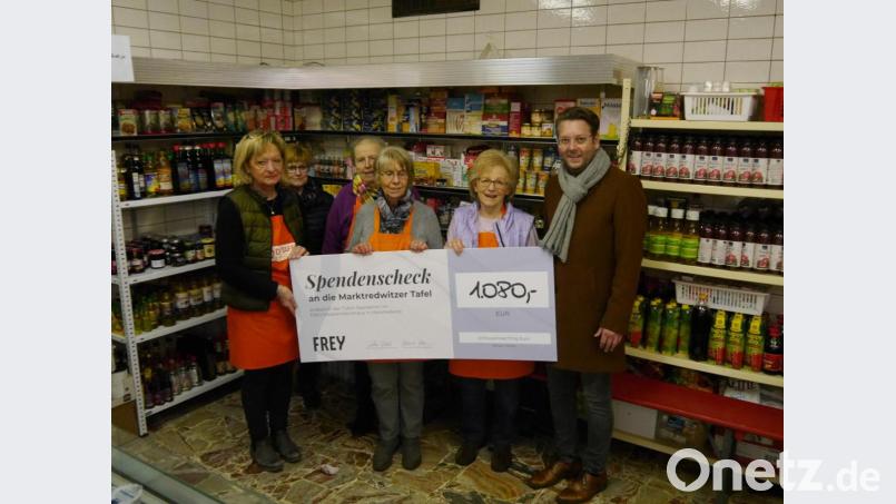 Hausleiter Tobias Kastner (von rechts) überreichte die Spende an Else Richter, die Leiterin der Tafel Marktredwitz, und ihr Team. Bild: exb