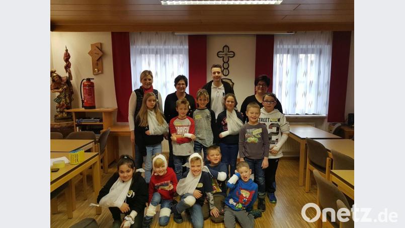 Bild zeigt die Löschzwerge mit der Kinderbeauftragten Monika Horn (hinten, Zweite von links) und dem Feuerwehrsanitäter Harald Schmidt mit dem Löschzwergeteam. Bild: soj