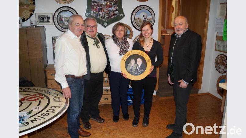 Die Gewinner Geburtstagsscheibe, gestiftet von Irmgard und Winfried Wenkmann: Elisabeth Biehler (Zweite von rechts) zusammen mit Schützenmeister Hans Wenkmann und seinem Stellvertreter Josef Hirsch (links). Bild: brü