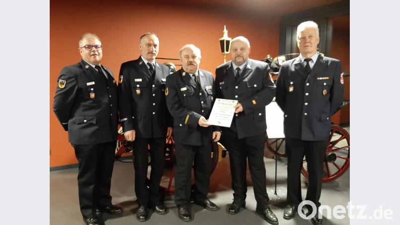 Von links: Kreisbrandmeister Roland Rank und Wolfgang Fischer, Kreisbrandrat Andreas Wührl, Kreisbrandmeister Harald Würner und Karl Geret. Bild: exb
